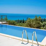 Villa Straw By