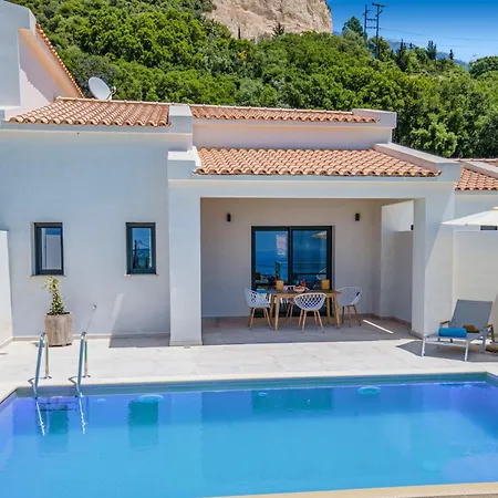 Villa Straw By